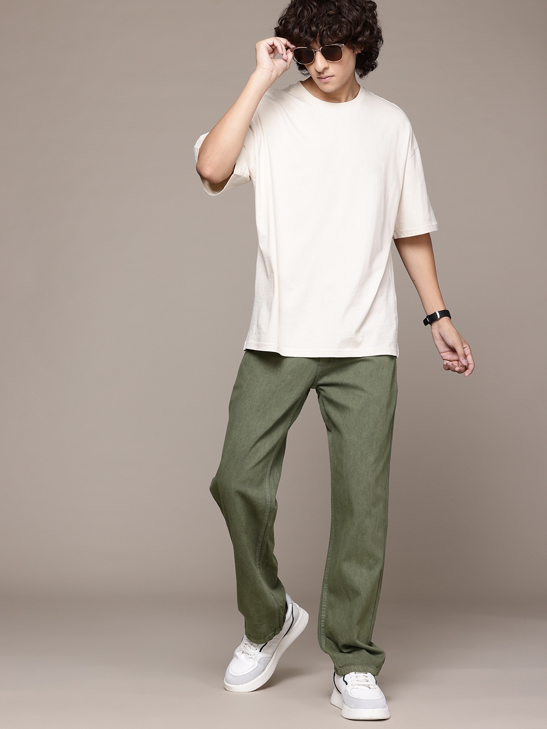 

The Roadster Lifestyle Co. Men Straight Fit Jeans, Olive