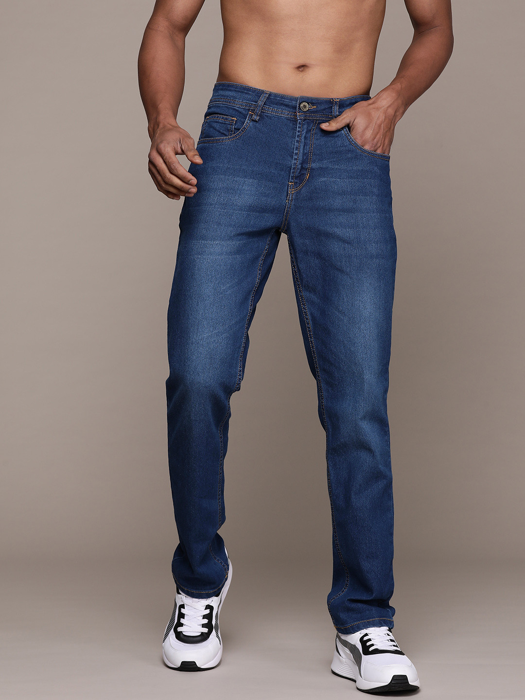 

The Roadster Lifestyle Co. Men Slim Fit Light Fade Stretchable Jeans, Blue