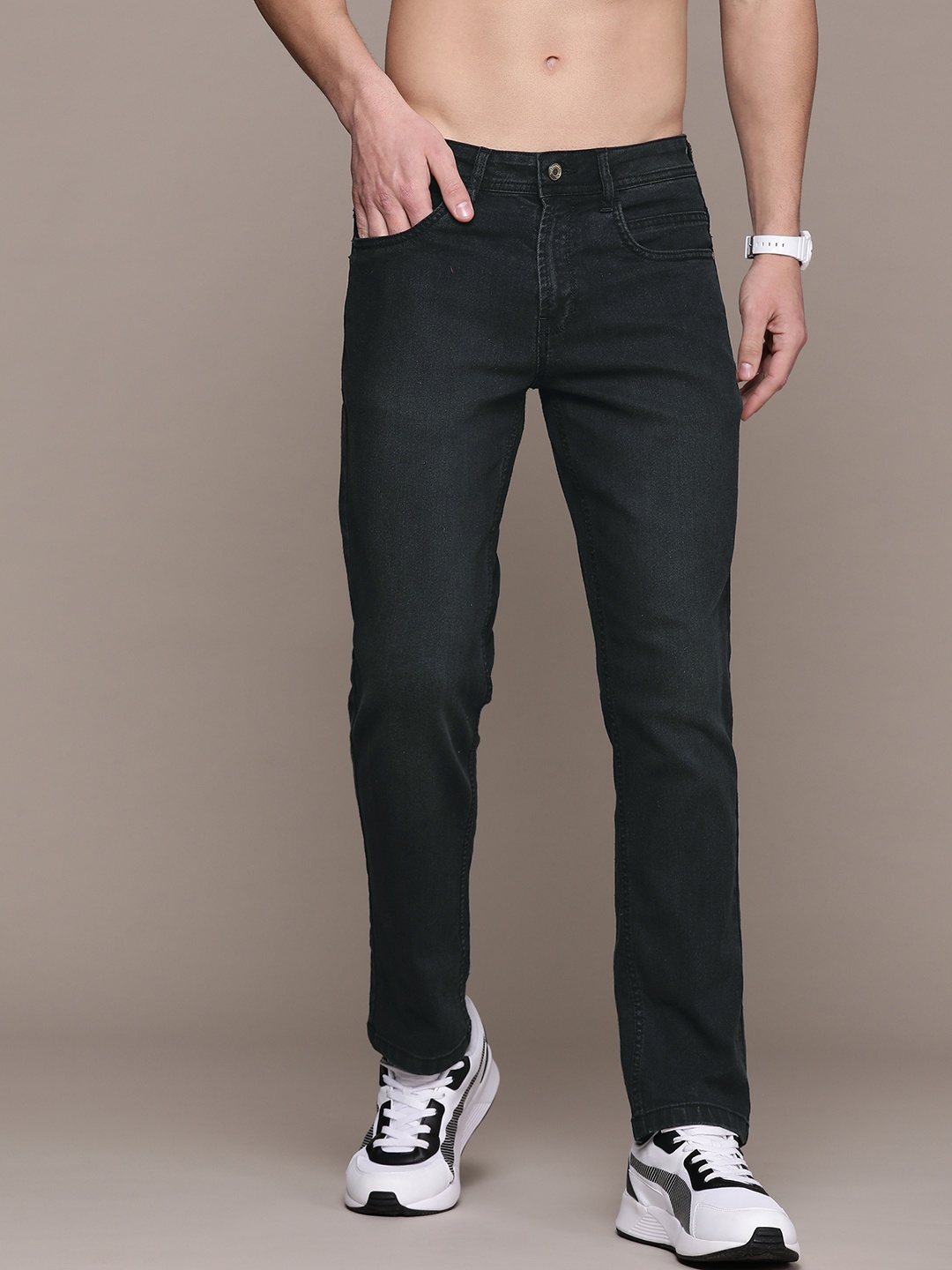 

The Roadster Lifestyle Co. Men Slim Fit Stretchable Jeans, Black