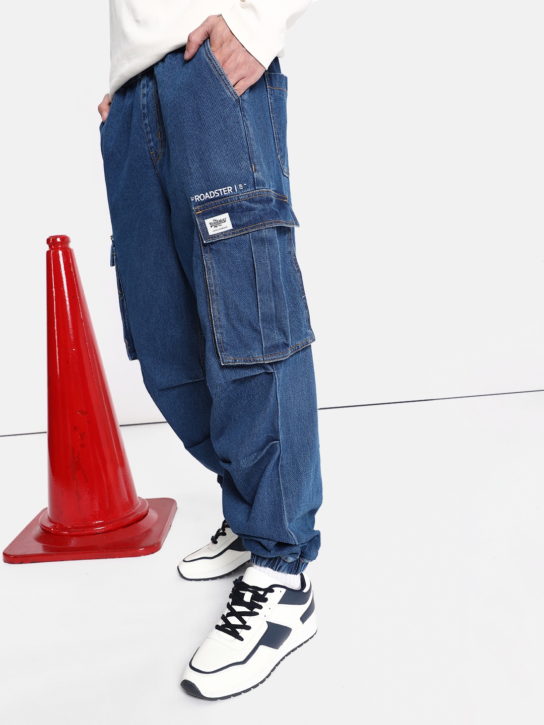 

The Roadster Lifestyle Co. Men Parachute Fit Cuffed Hem Stretchable Baggy Cargo Jeans, Navy blue