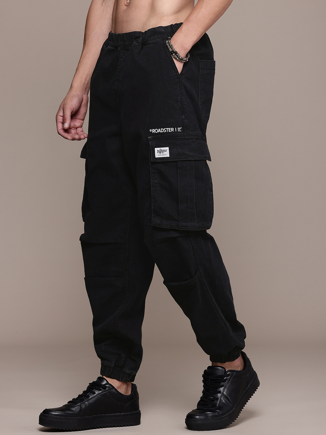 

The Roadster Life Co. Men Parachute Fit Stretchable Jeans, Black