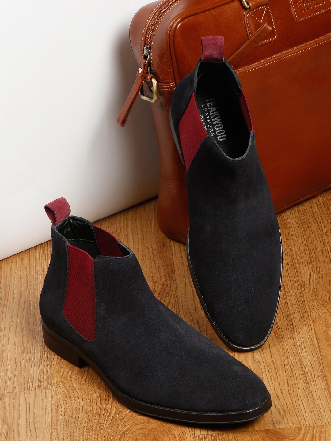 

Teakwood Leathers Men Mid Top Suede Chelsea Boots, Navy blue