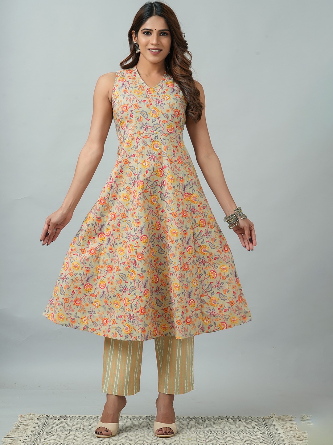 

HERE&NOW Floral Printed V-Neck Sleeveless Pure Cotton A-Line Kurta With Trousers, Rose gold