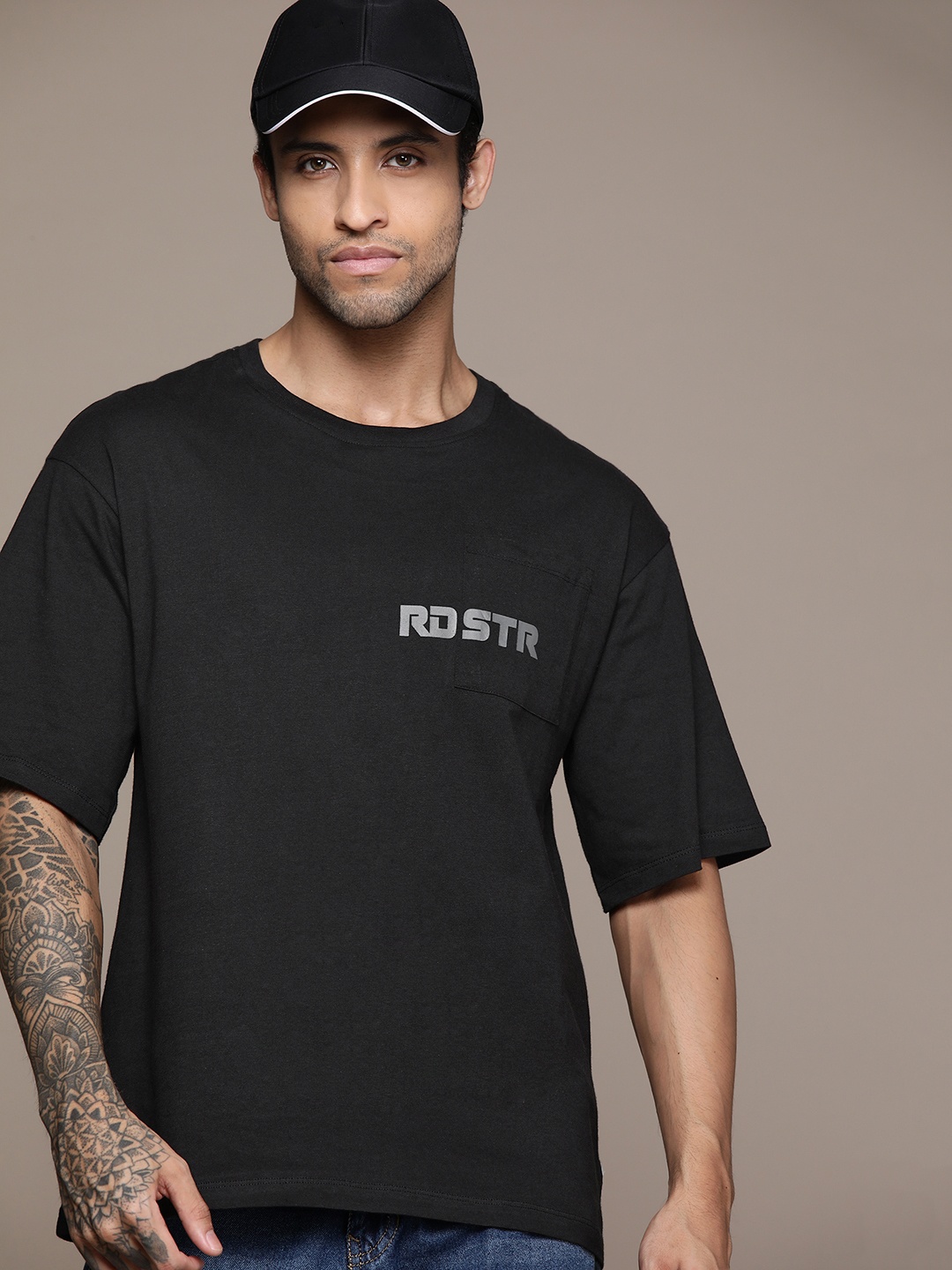 

The Roadster Life Co. Relaxed Fit Brand Logo Printed Drop-Shoulder Sleeves Pockets T-shirt, Black