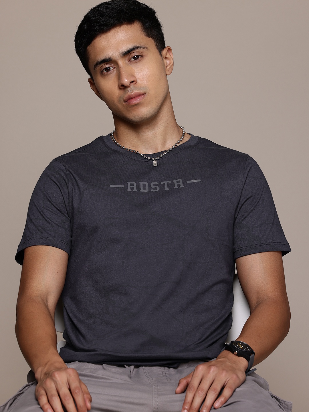 

The Roadster Lifestyle Co. Men Brand Logo Detail Pure Cotton T-shirt, Charcoal
