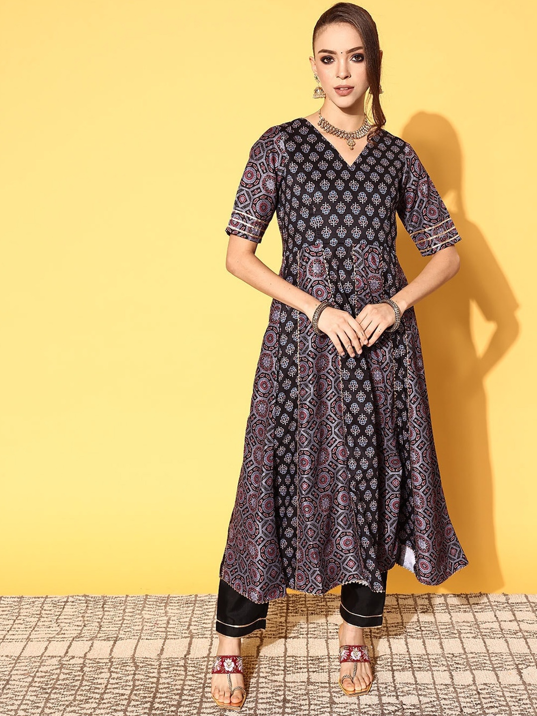 

Inddus Floral Printed Anarkali Kurta with Trousers, Black