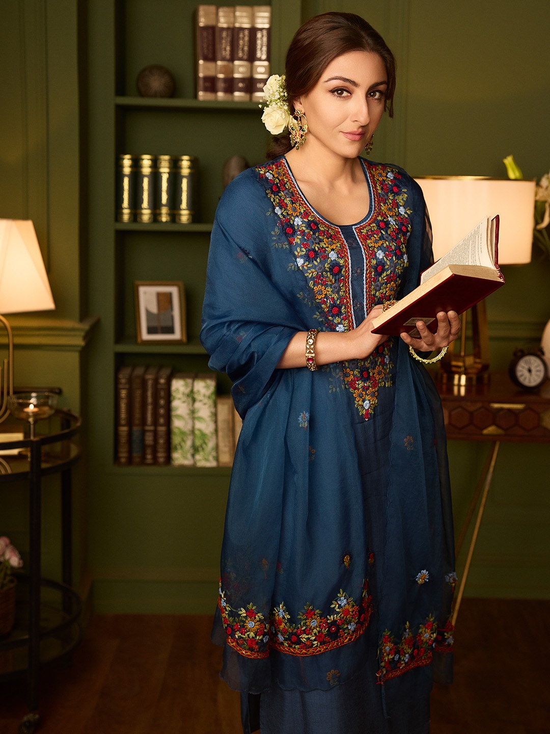 

House of Pataudi Women Jashn Floral Embroidered Thread Work Kurta With Trousers & Dupatta, Blue