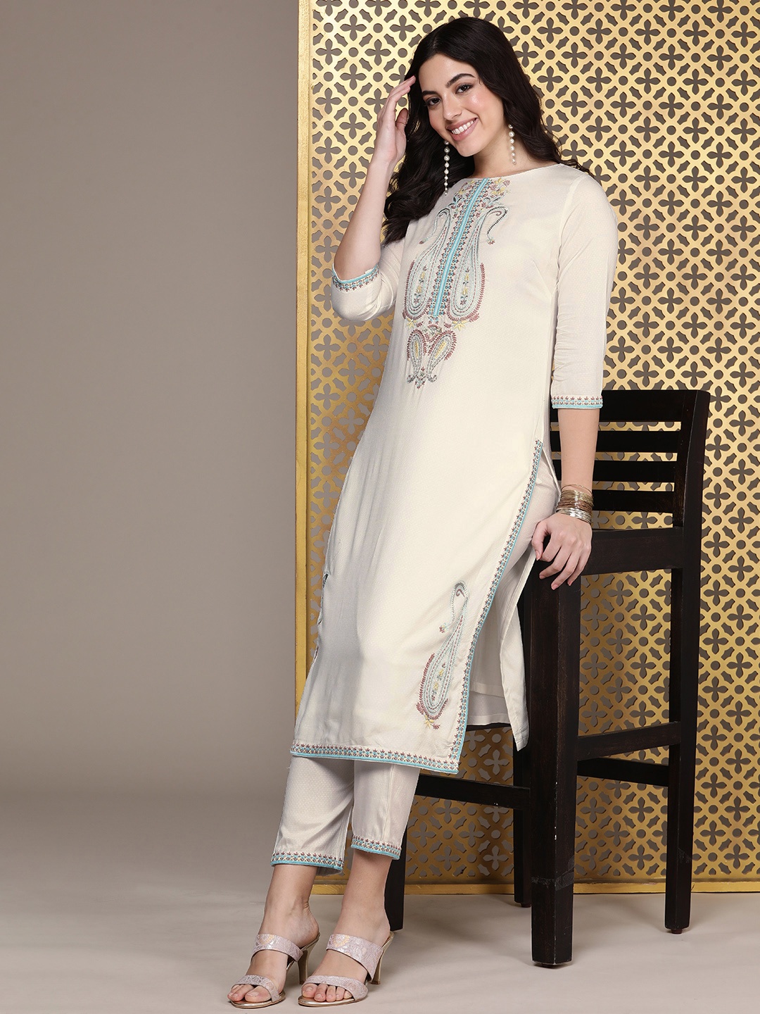 

House of Pataudi Women Jashn Paisley Yoke Design Thread Work Kurta With Trousers, Off white
