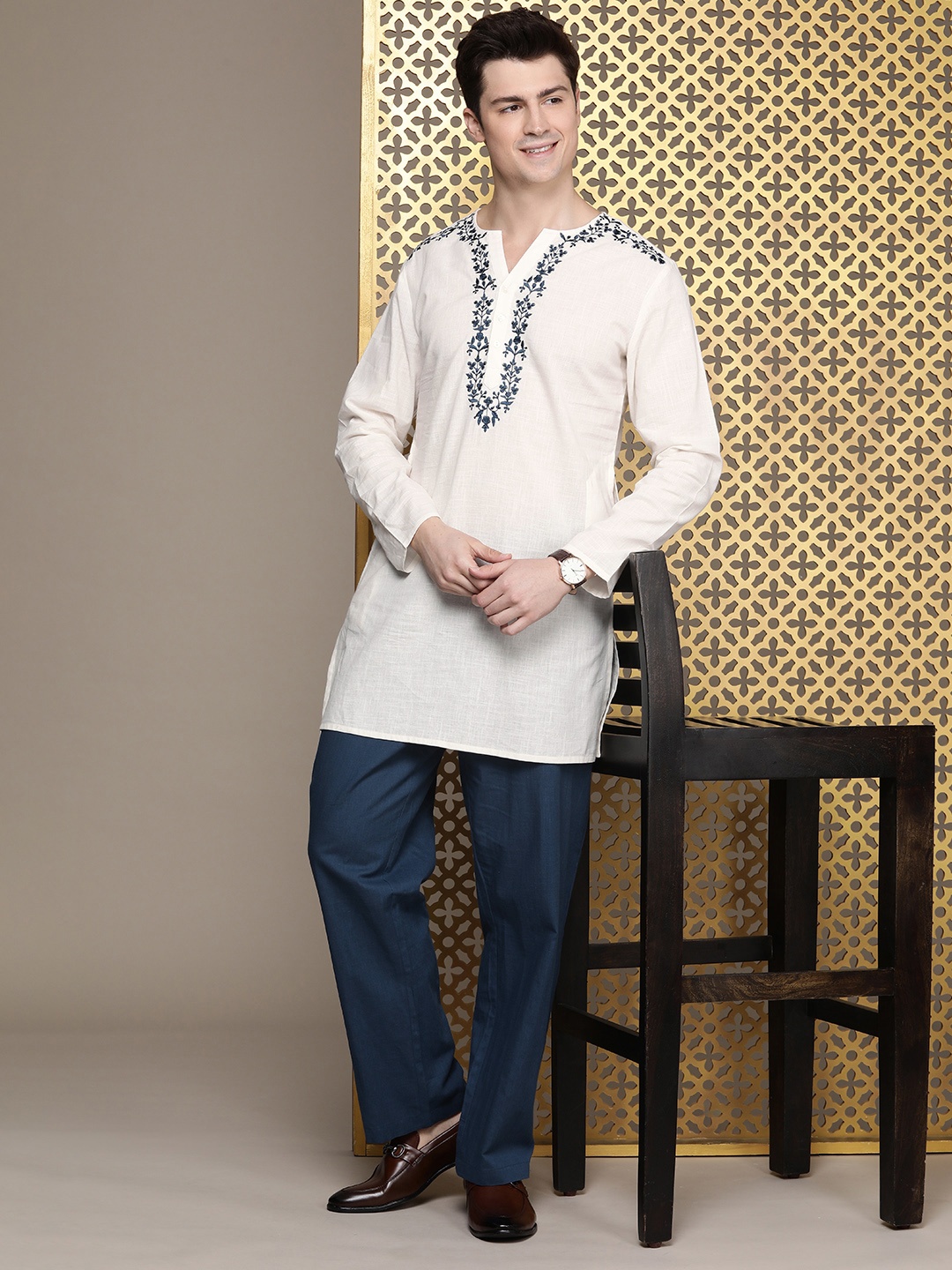 

House of Pataudi Men Floral Embroidered Yoke Design Pure Cotton Jashn Kurta with Trousers, Blue