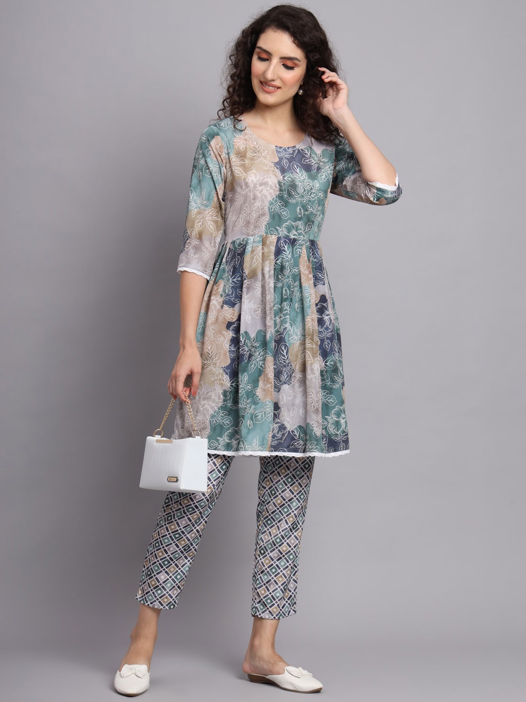 

FABDYOR Women Multicoloured Floral Printed Empire Kurta with Trousers, Multi