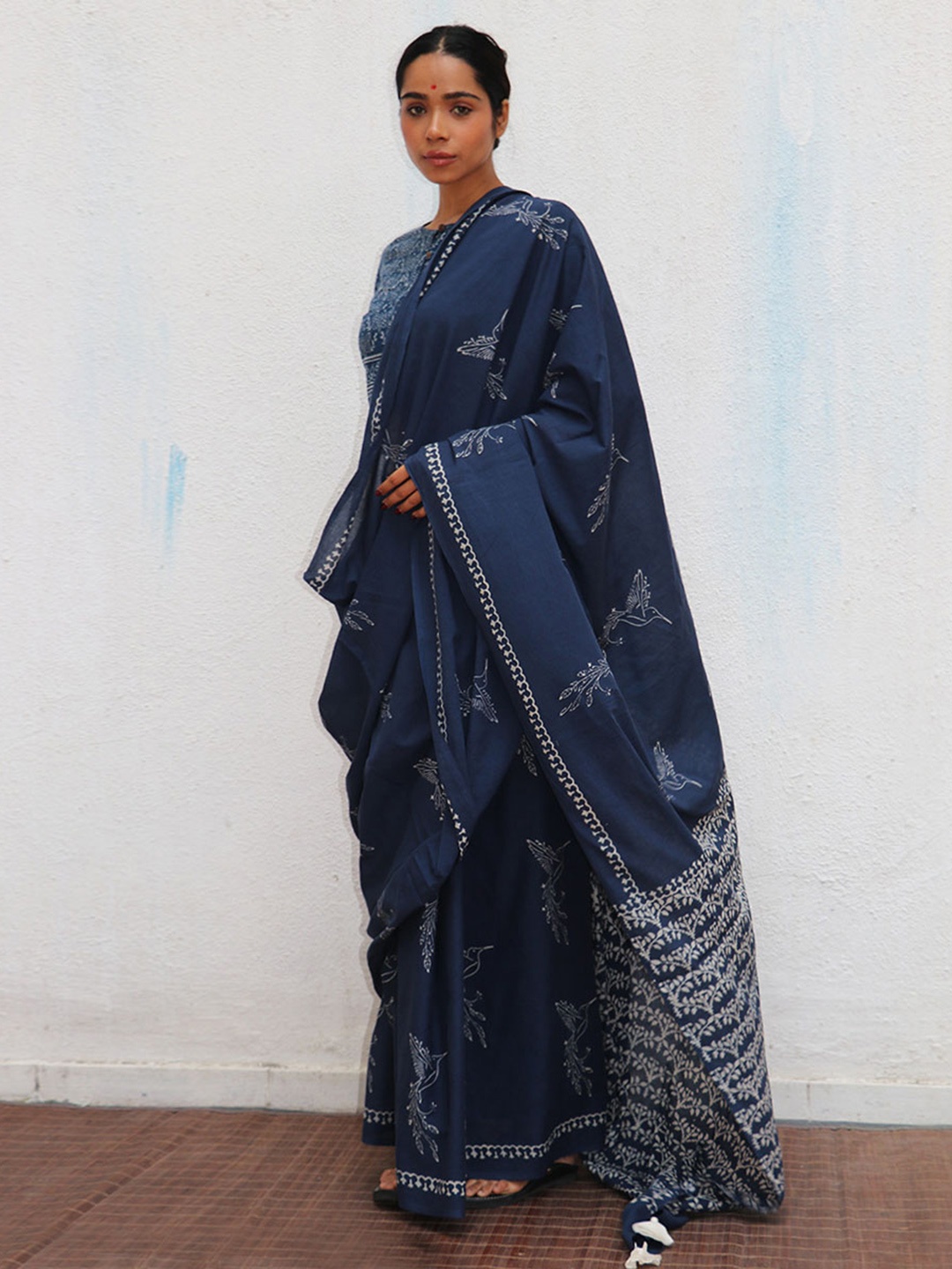 

Chidiyaa Ethnic Motifs Printed Pure Cotton Saree, Navy blue