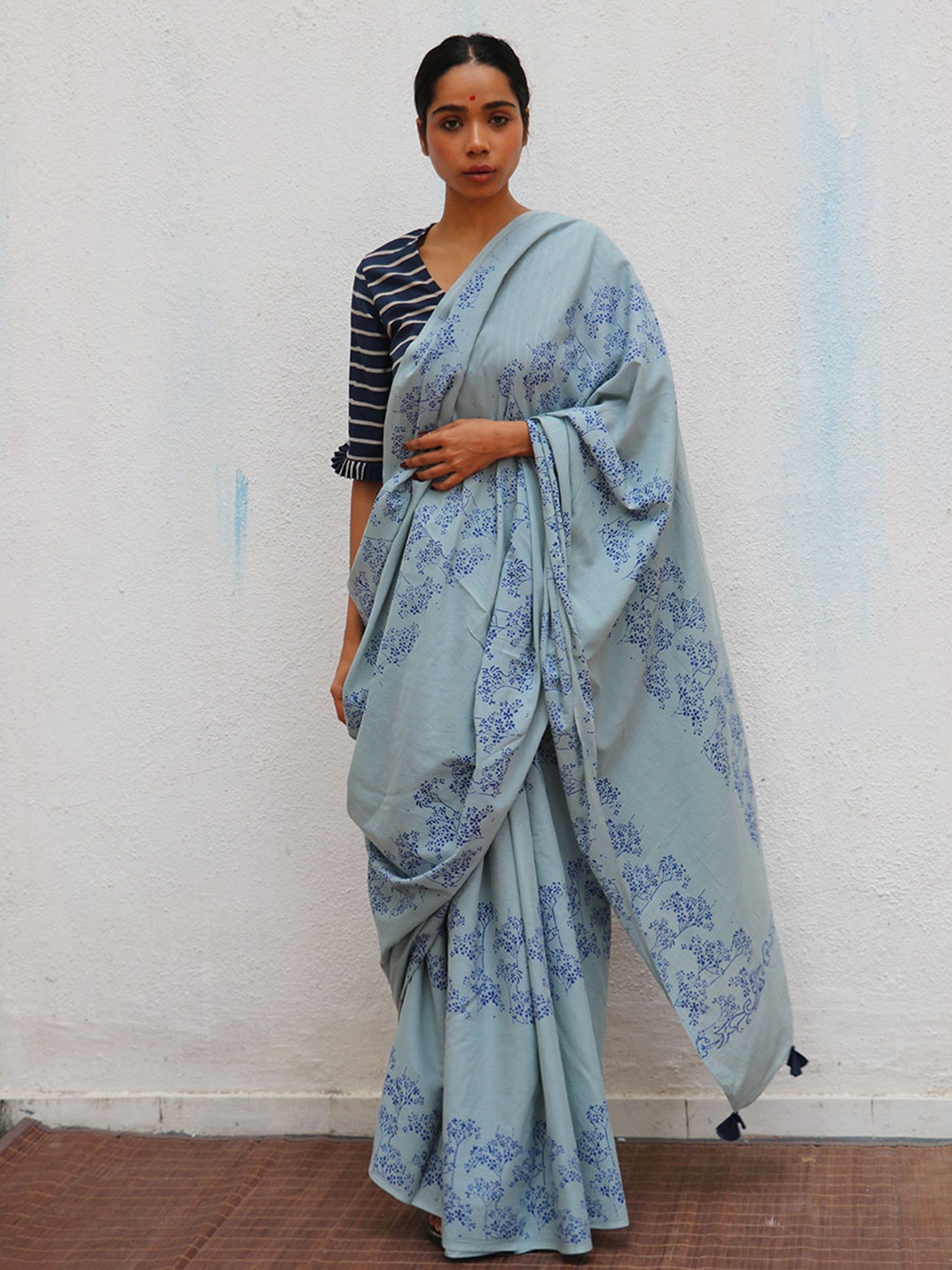 

Chidiyaa Floral Printed Pure Cotton Saree, Blue