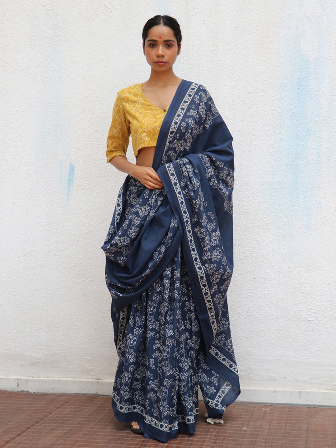 

Chidiyaa Floral Printed Pure Cotton Saree, Navy blue