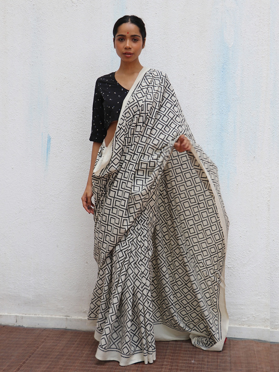 

Chidiyaa Geometric Printed Pure Cotton Saree, Off white