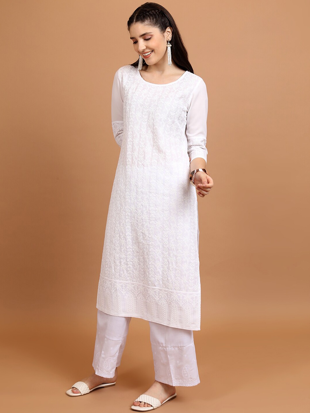 

Vishudh White Floral Embroidered Straight Kurta