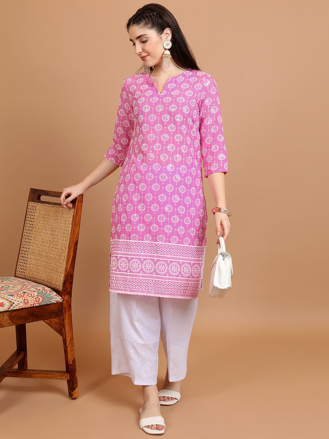 

Vishudh Pink Ethnic Motifs Printed Straight Kurta