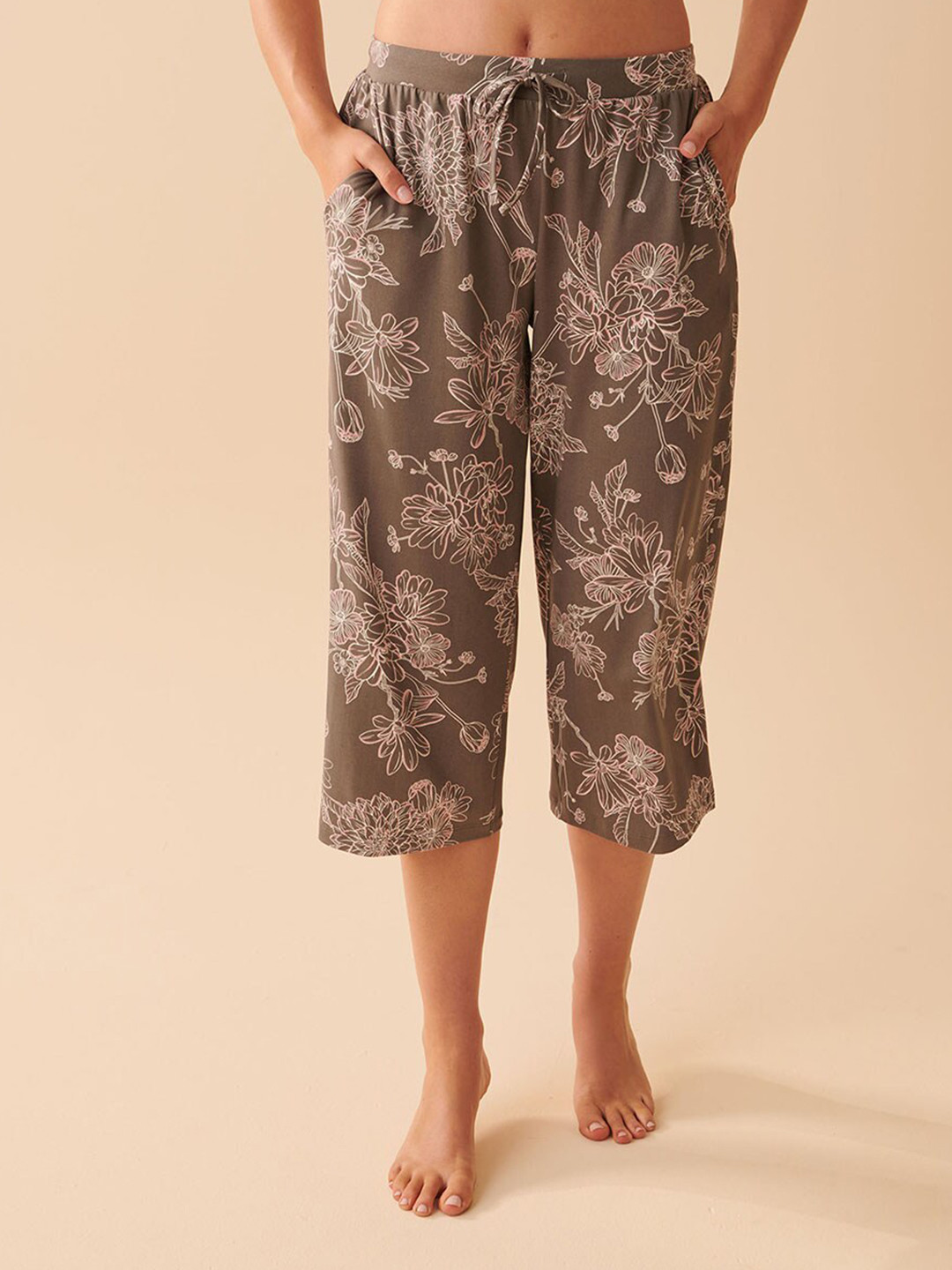 

La Vie en Rose Women Mid-Rise Floral Printed Capri, Grey