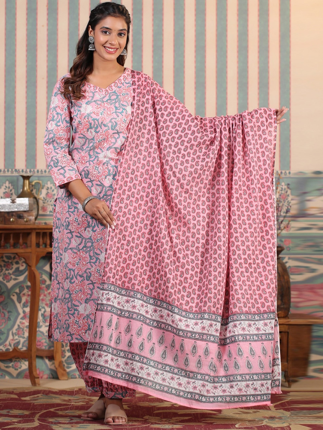 

Readiprint Fashions Floral Printed V-Neck Pure Cotton Straight Kurta Set, Pink