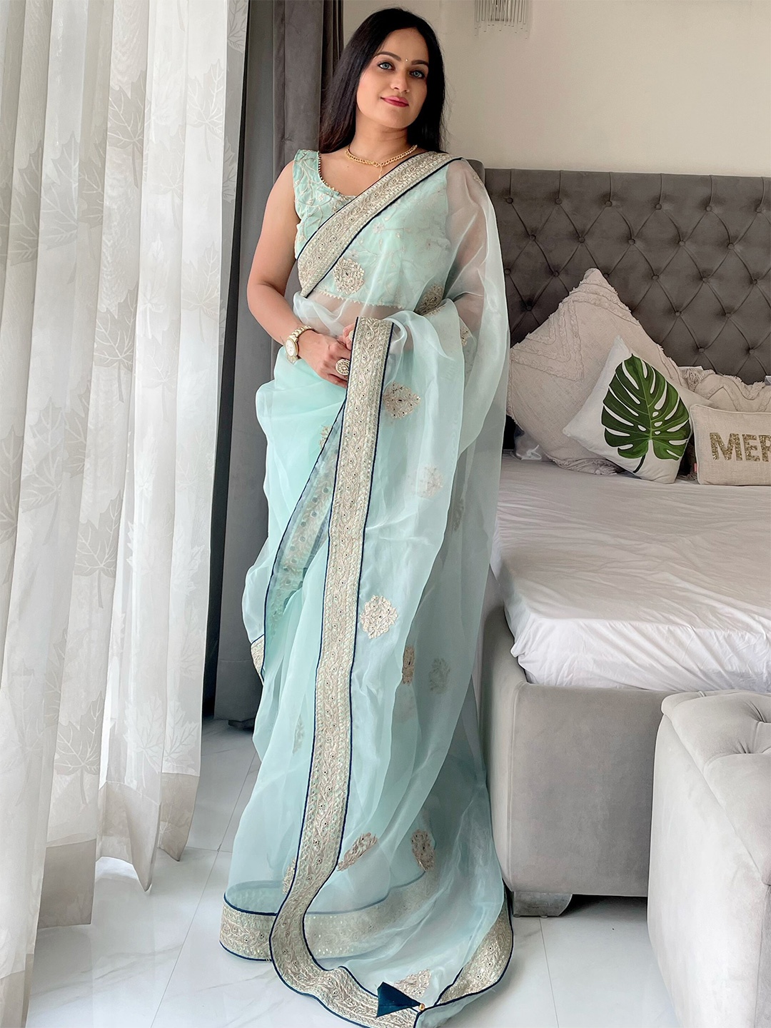 

Anouk Floral Embroidered Sequinned Saree, Blue