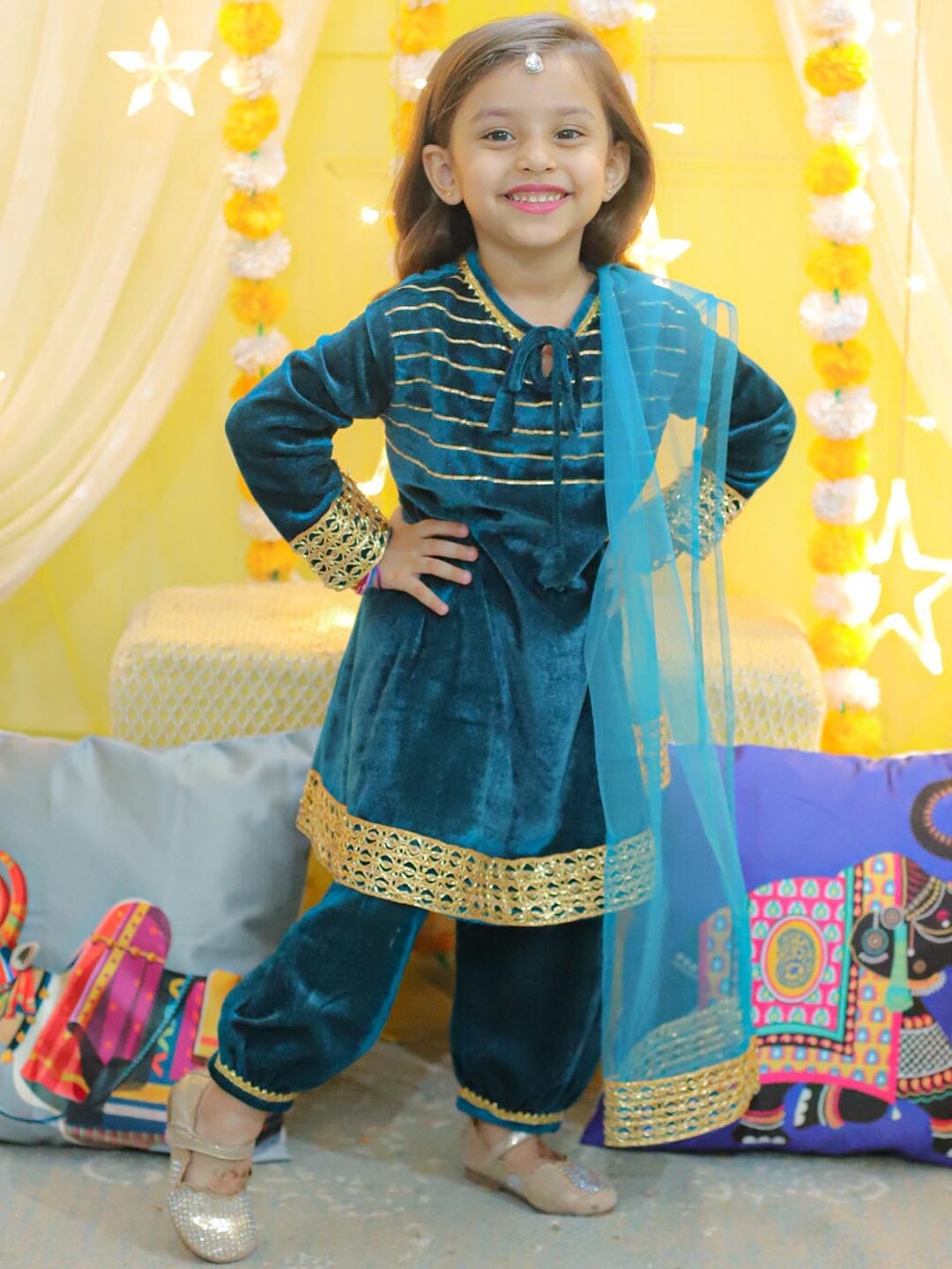 

BownBee Girls Striped Tie-Up Neck Regular Gotta Patti Velvet Kurta Set & With Dupatta, Teal