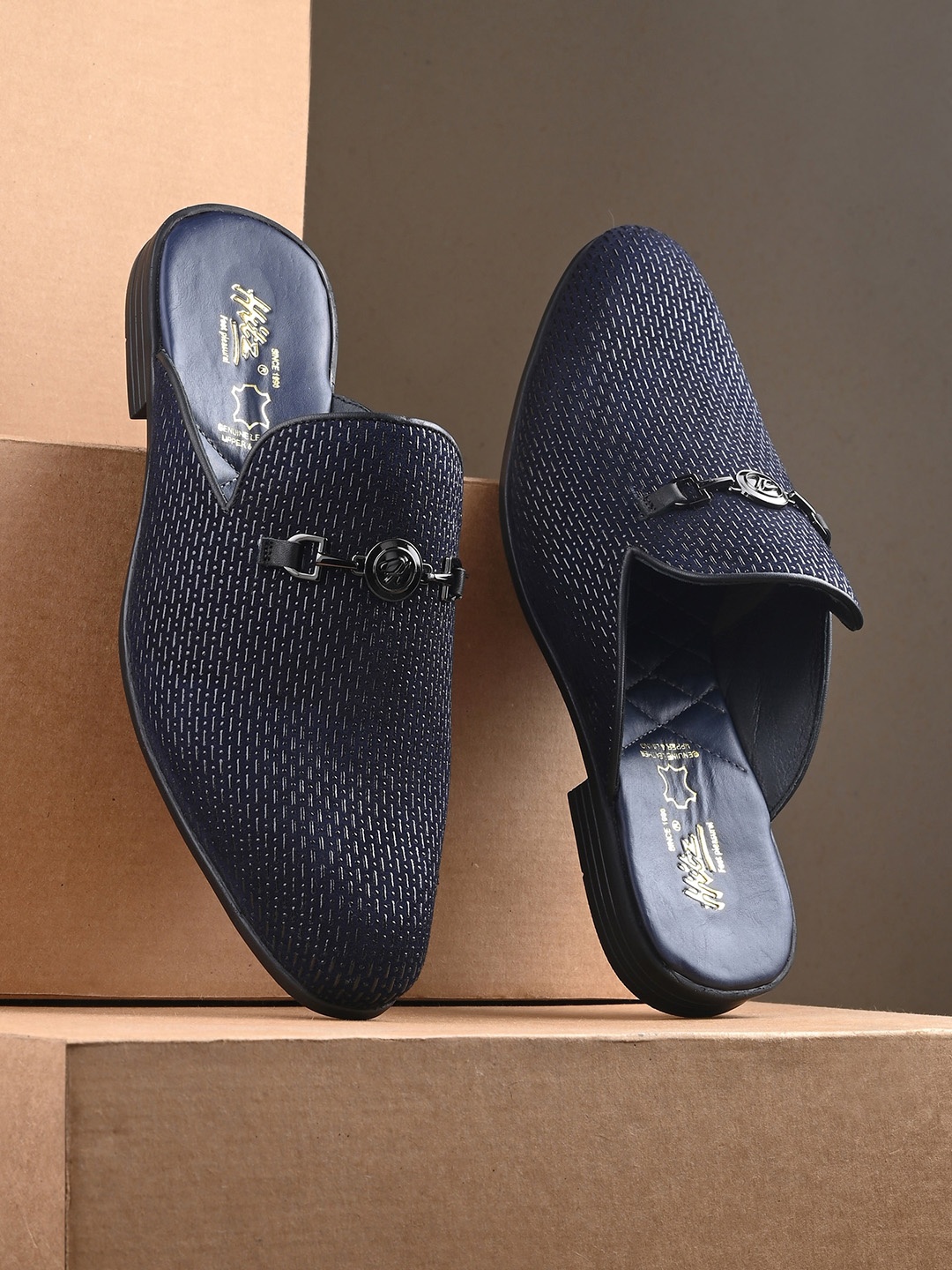 

Hitz Men Textured Buckle Detail Leather Mules, Navy blue