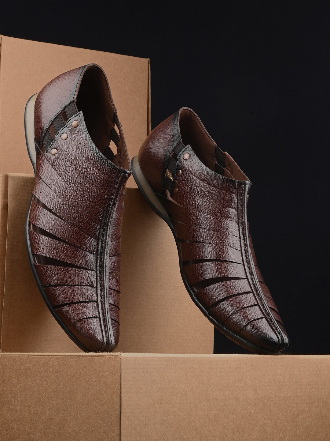 

Hitz Men Textured Cut-Out Detail Leather Slip-On Sneakers, Brown