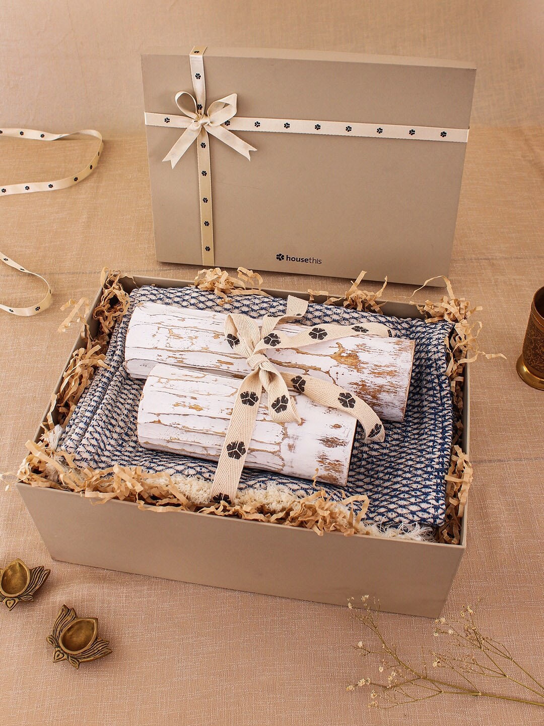 

House This Saltoro 3 Pcs Off White & Blue Candle Stand & Runner Gift Box