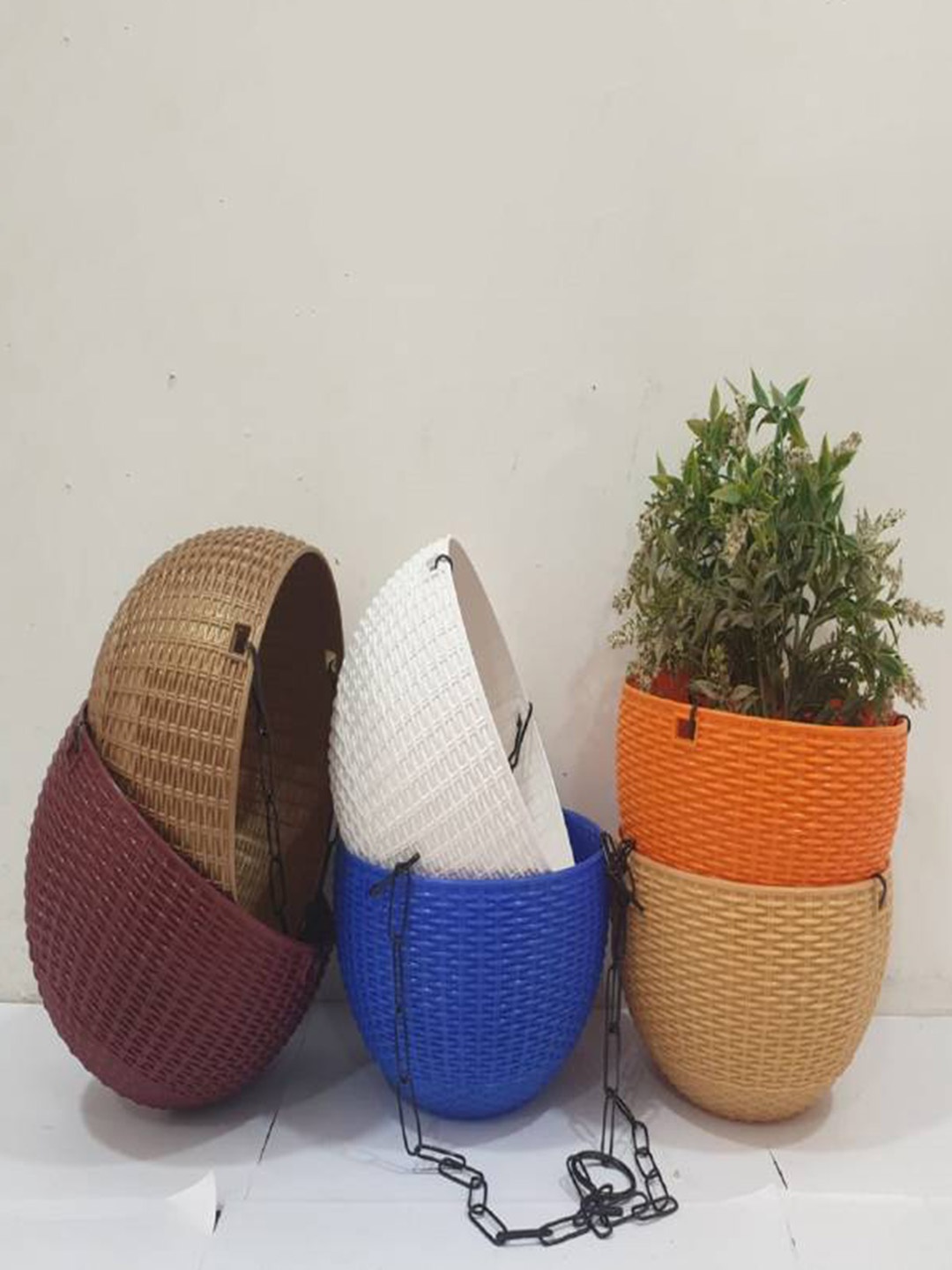 

AGAMI Euro Grey Textured Hanging Pot