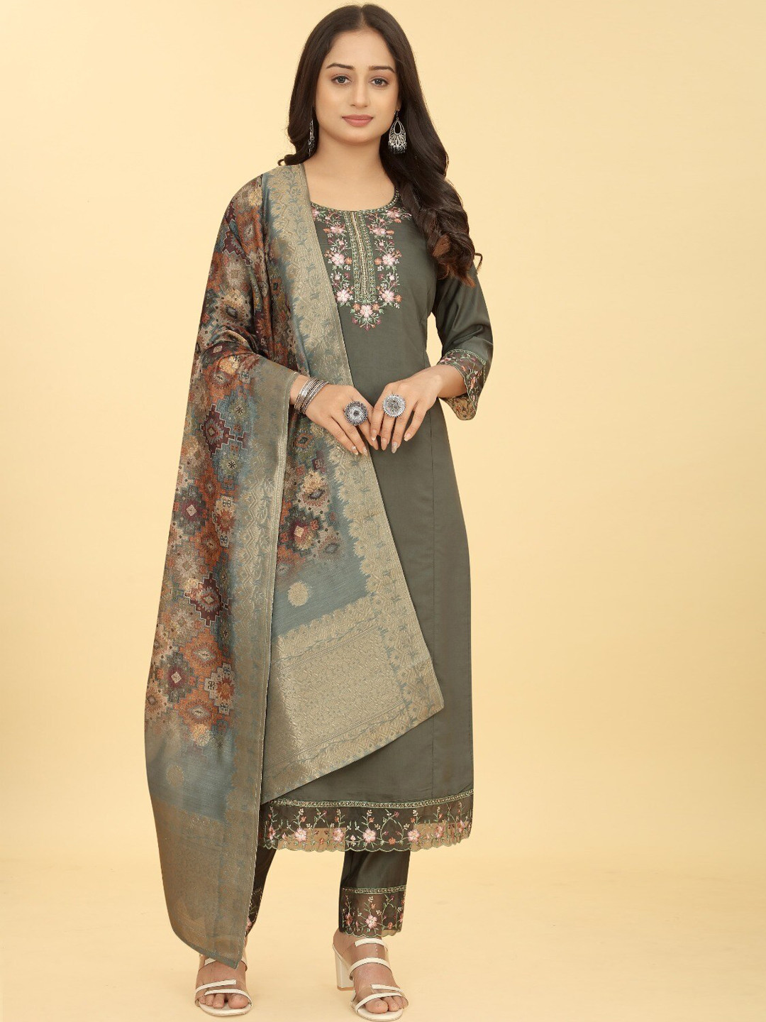 

PEPPERYLOOK Floral Embroidered Pure Silk Kurta With Trousers And Dupatta, Green