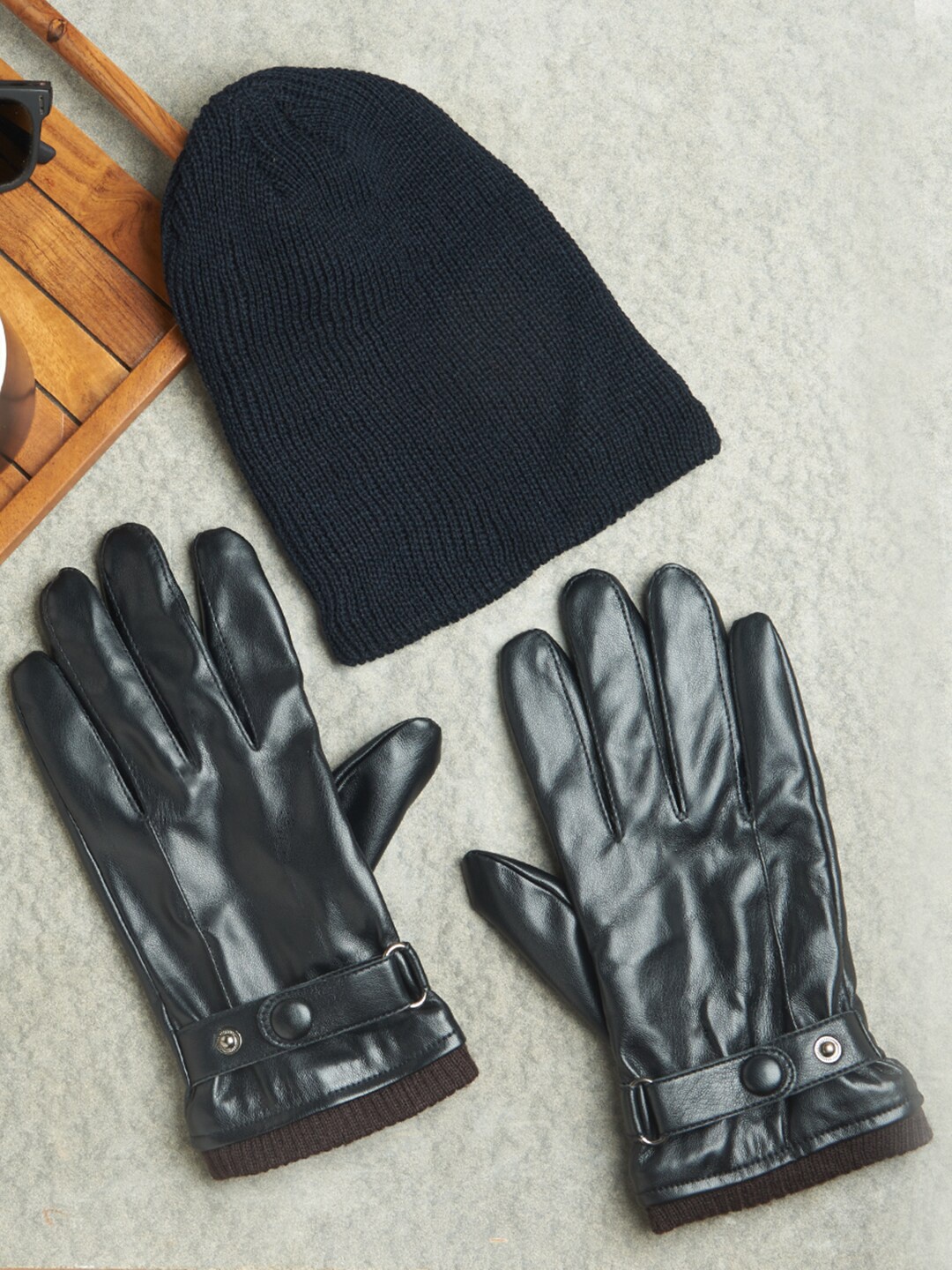 

The Bro Code Men Gloves With Beanie, Black