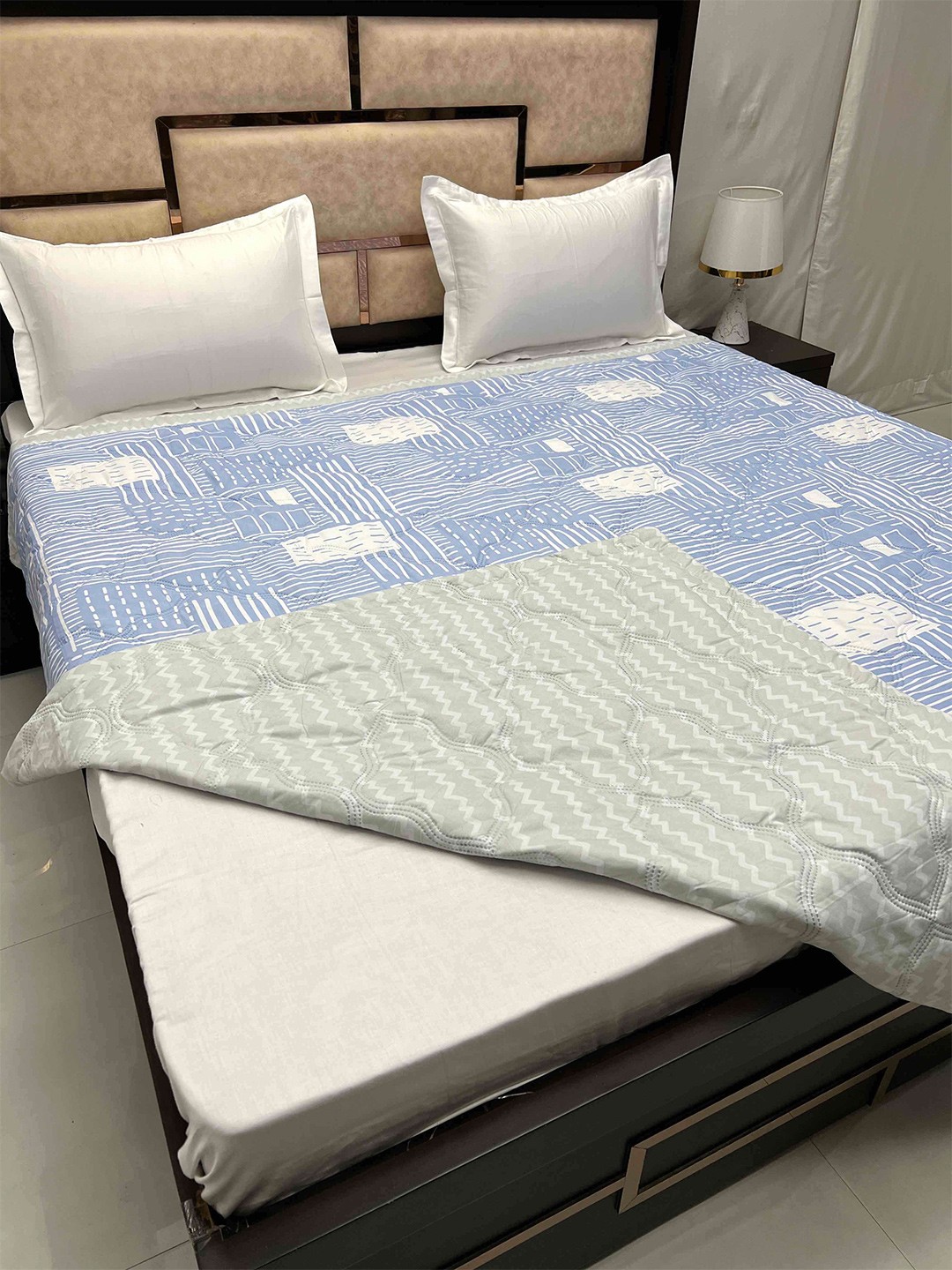 

Pure Decor Blue & White Geometric Reversible AC Room 300 GSM Double Bed Comforter