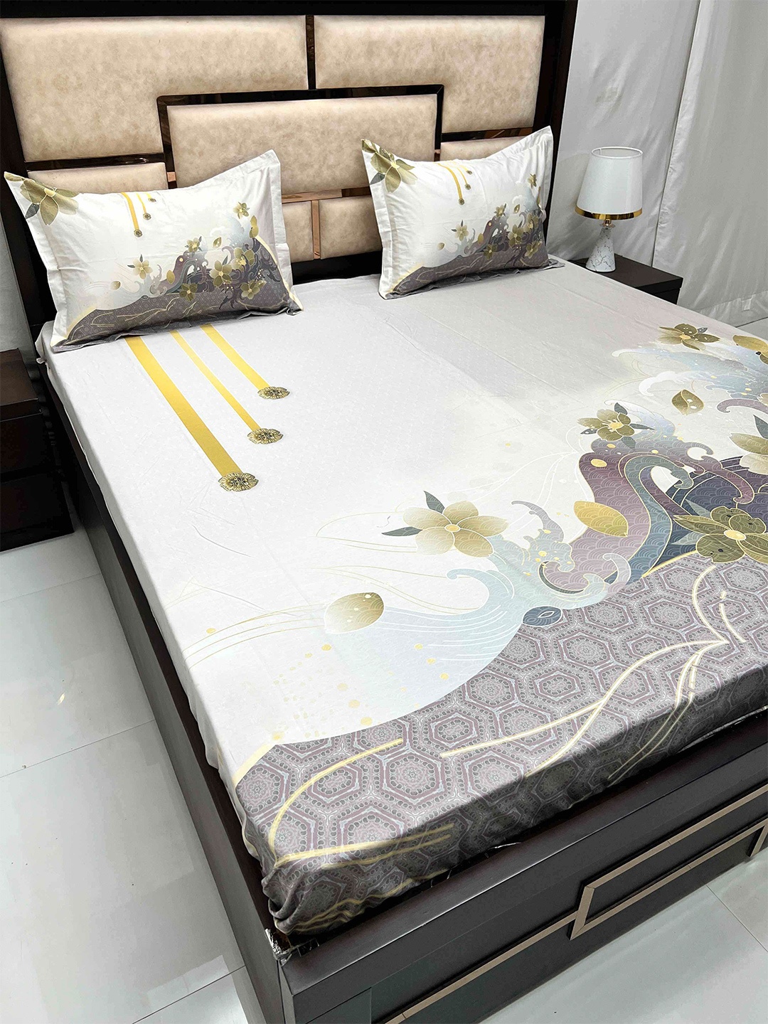 

Pure Decor Majestic White & Grey Floral Pure Cotton500 TC King Bedsheet & 2 Pillow Covers, Green