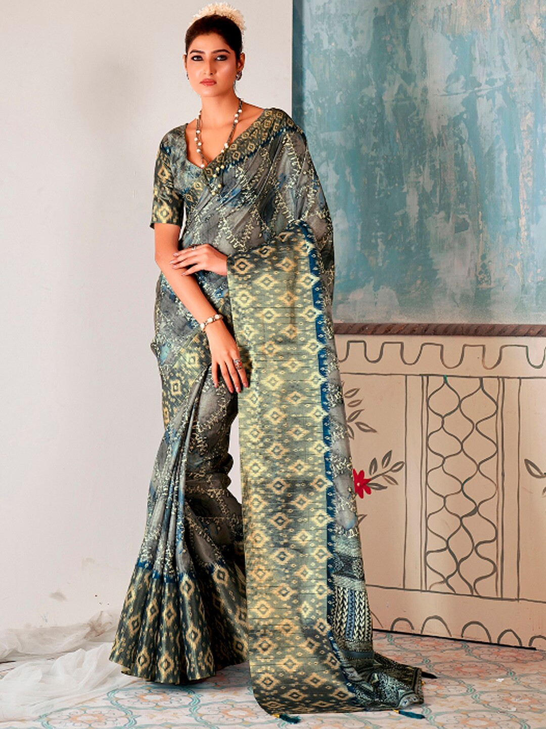 

Mitera Ethnic Motifs Printed Sungudi Saree, Grey