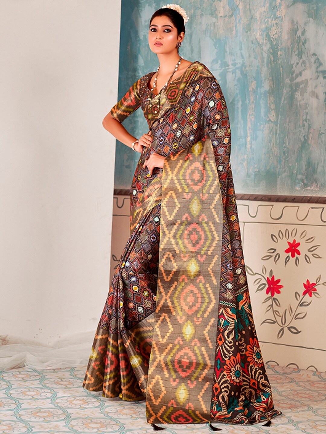 

Mitera Grey Ethnic Motifs Printed Sungudi Saree