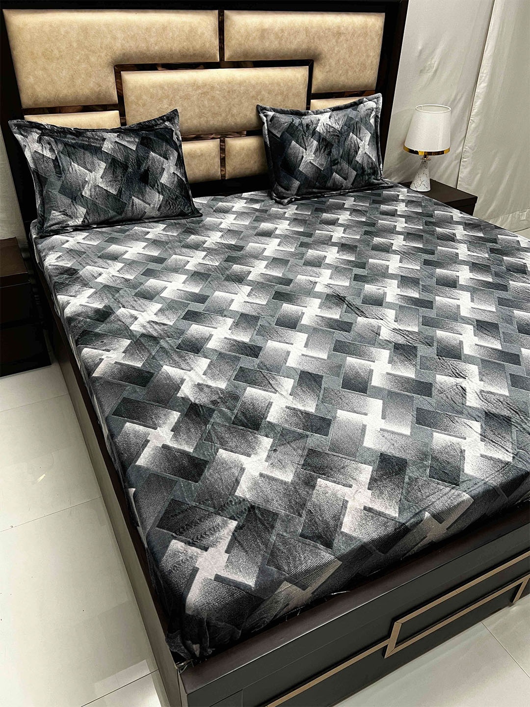 

Pure Decor Black & White Geometric Microfiber 300 TC King Bedsheet With 2 Pillow Covers