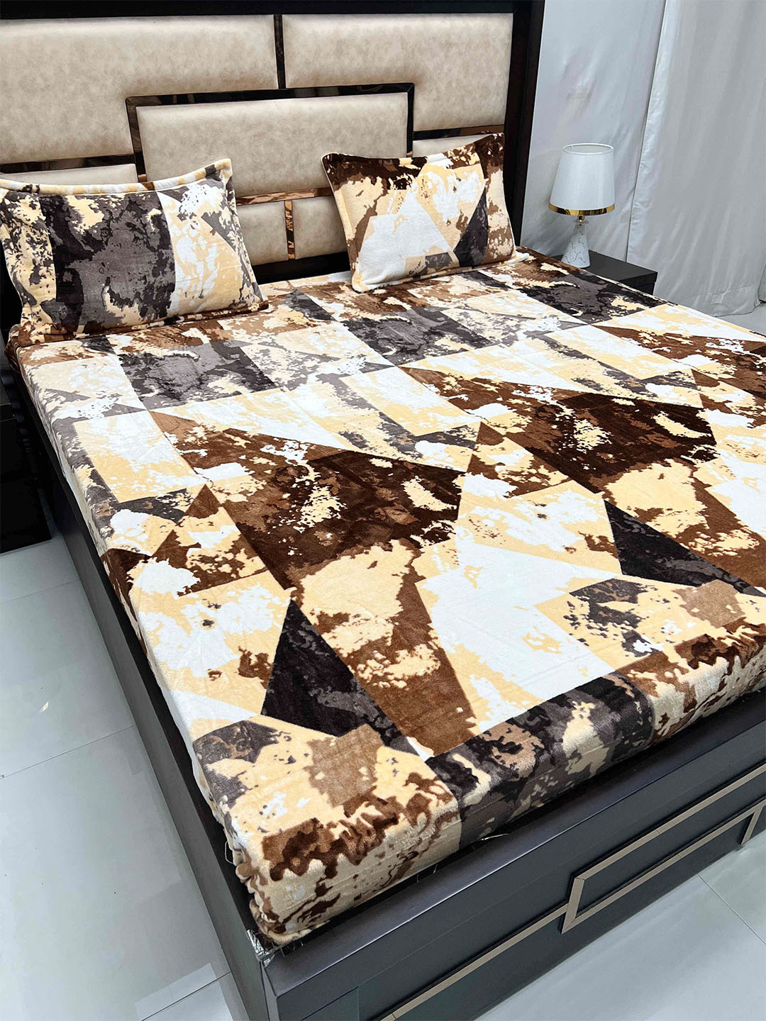

Pure Decor Brown & White Abstract Microfiber 300 TC King Bedsheet With 2 Pillow Covers