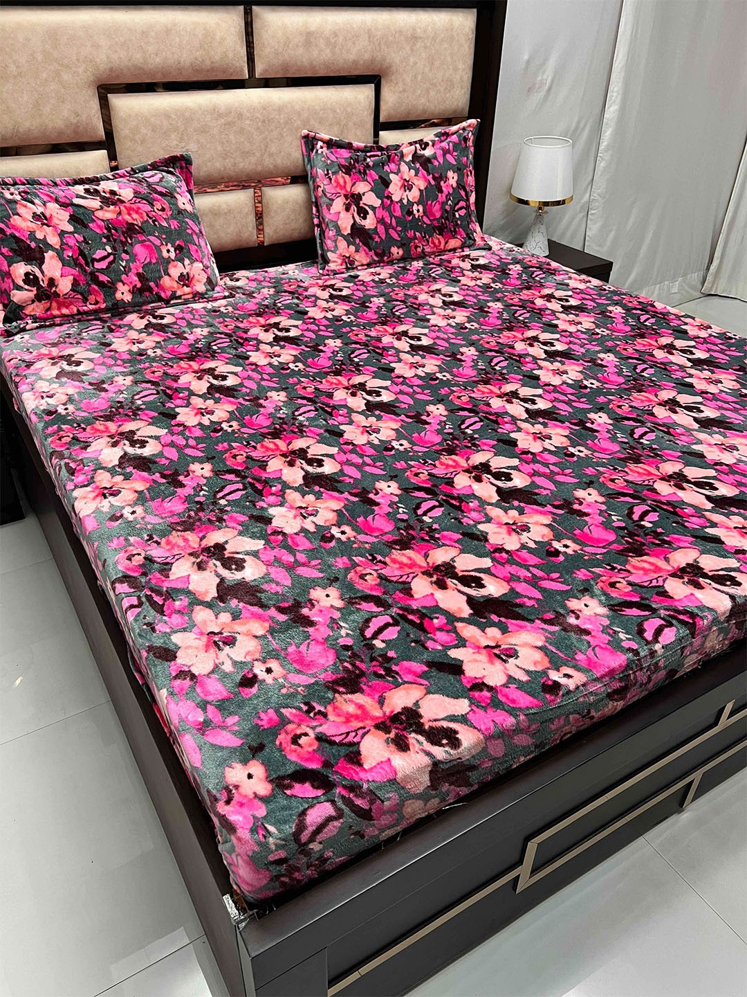 

Pure Decor Pink & Peach Floral Microfiber 300 TC King Bedsheet With 2 Pillow Covers