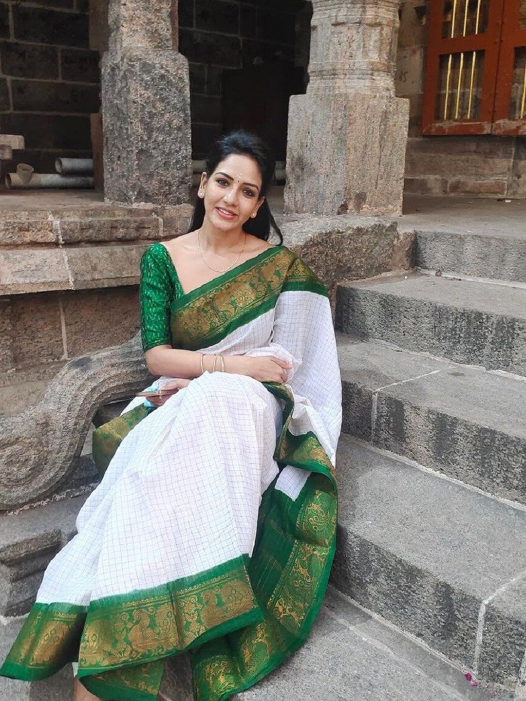 

APNISHA Checked Banarasi Saree, White