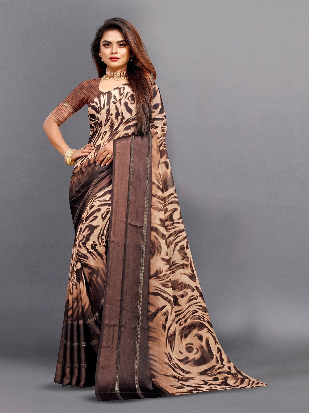 

APNISHA Abstract Printed Pure Georgette Saree, Coffee brown