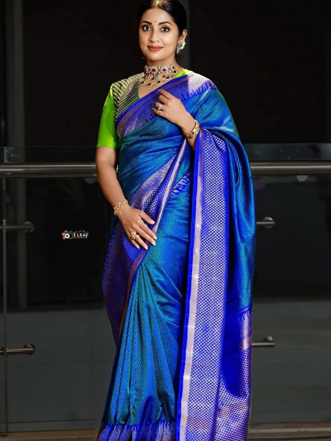

APNISHA Ethnic Motifs Woven Design Banarasi Saree, Blue