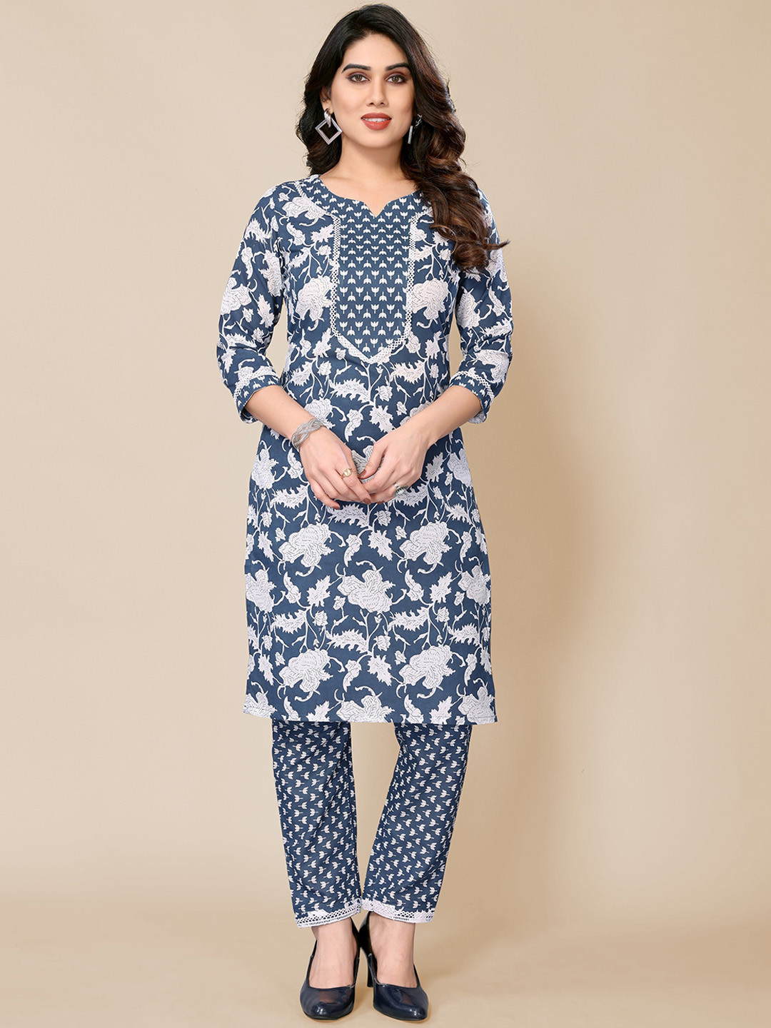 

PYARI - A style for every story Floral Printed Straight Kurta With Pyjamas, Blue