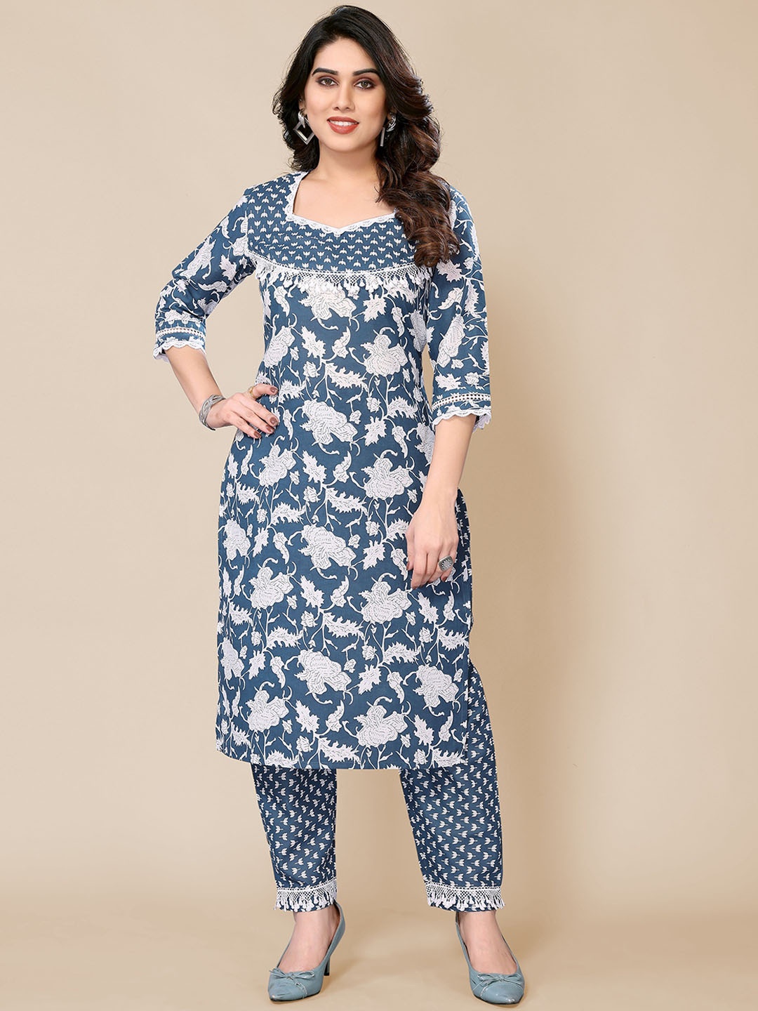 

PYARI - A style for every story Floral Printed Straight Kurta With Pyjamas, Blue