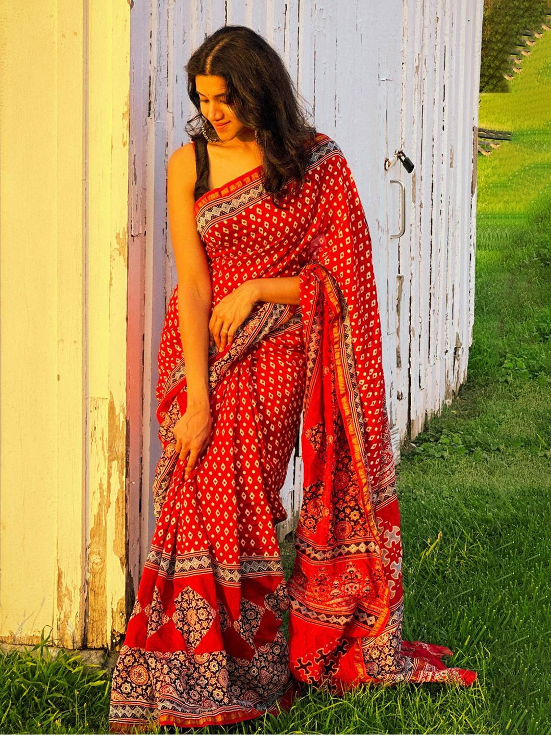 

ADITRI Multicoloured Ajrak Block Pure Silk Handloom Saree, Red