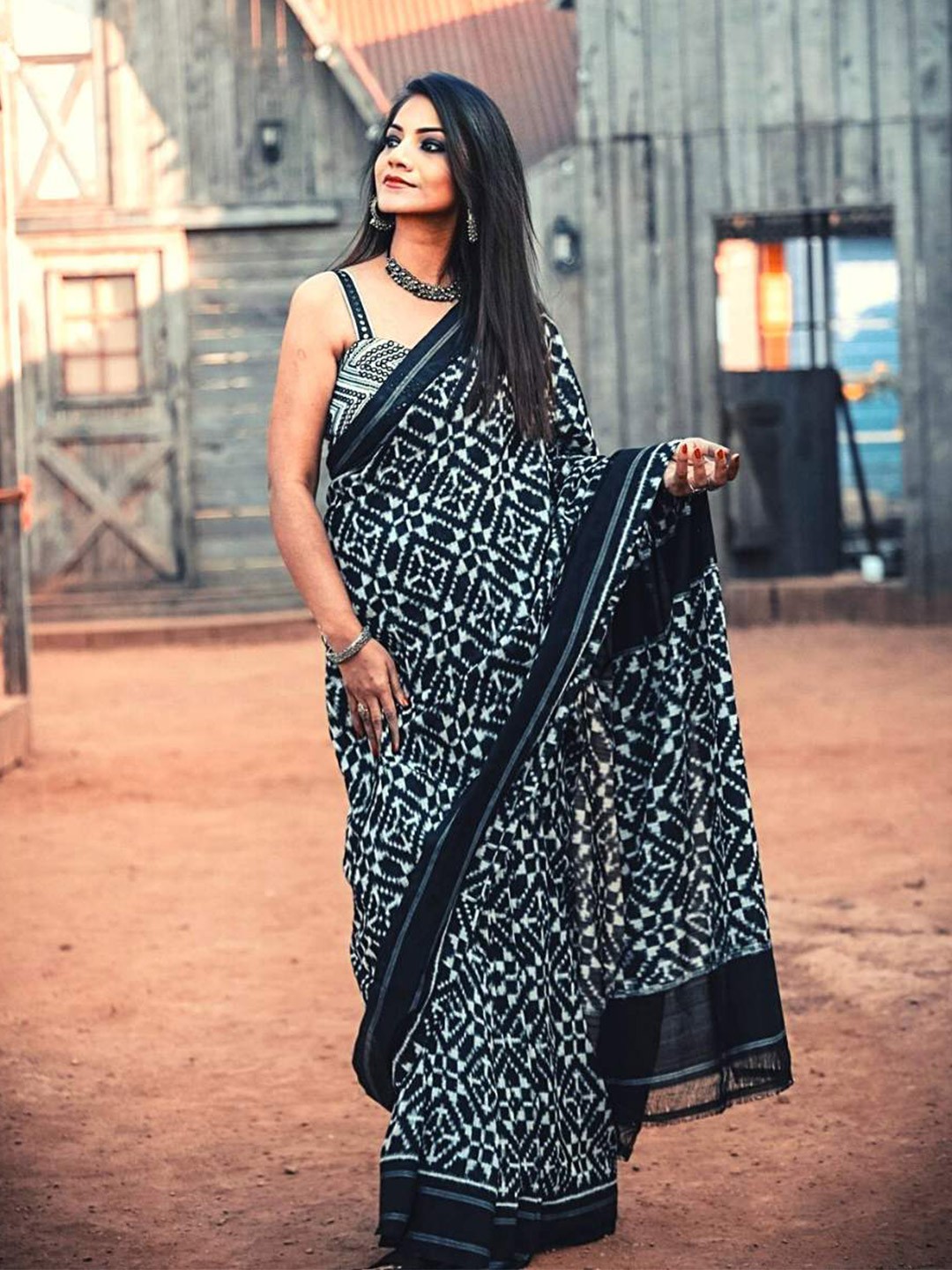 

ADITRI Handloom Geometric Woven Design Pure Cotton Ikat Saree, Black