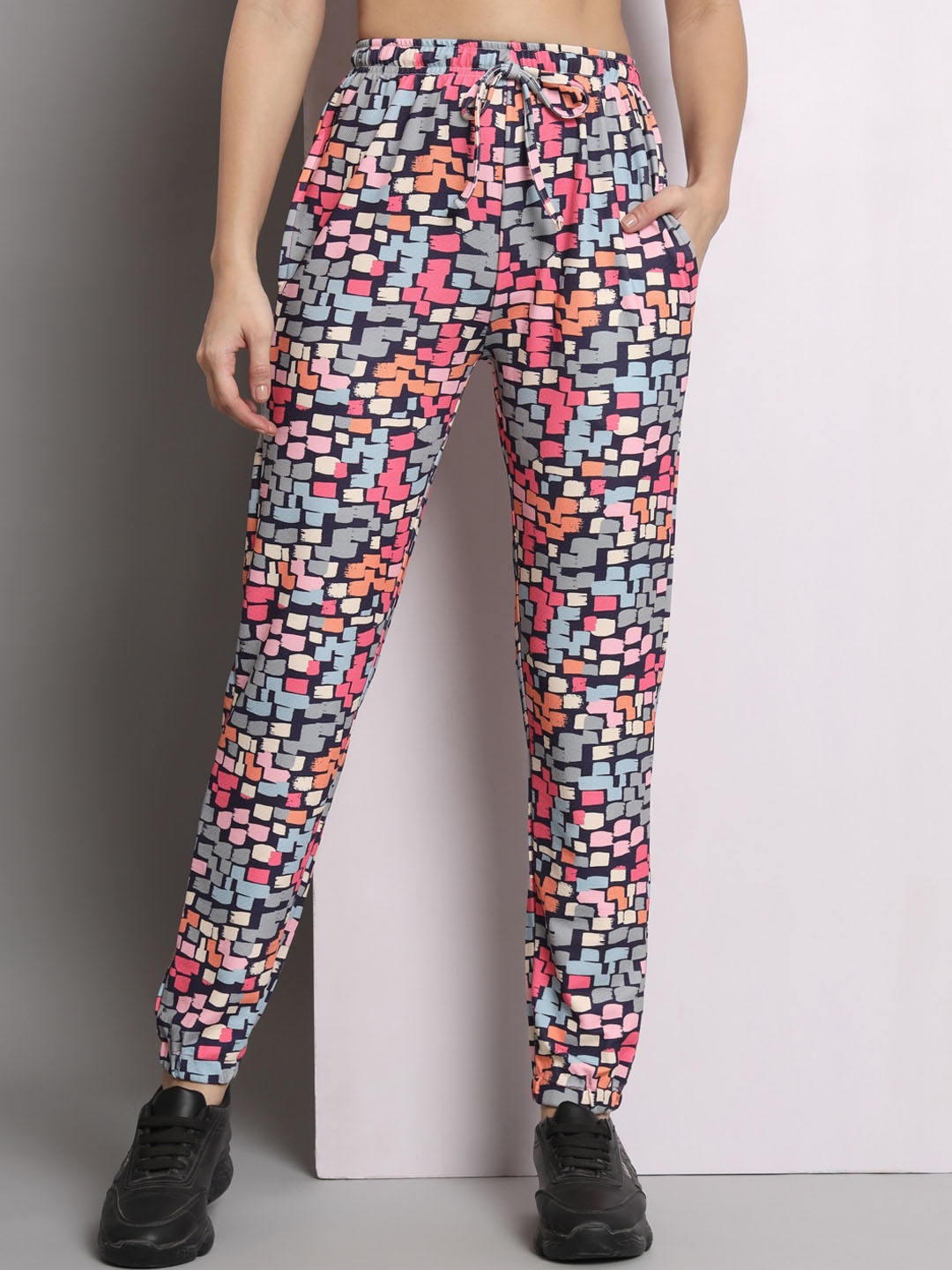 

Q-rious Women Geometric Printed Mid-Rise Joggers, Pink