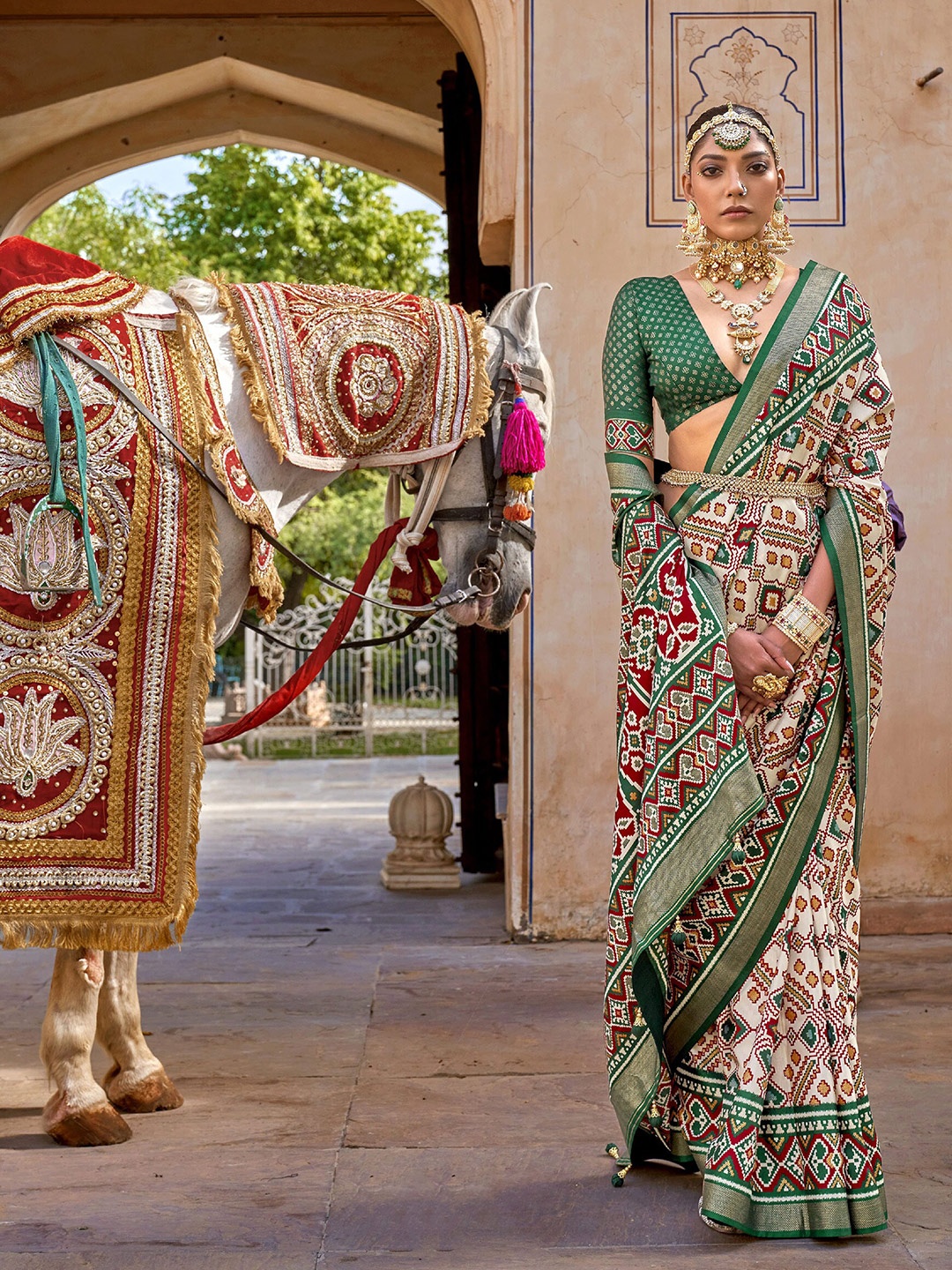 

elora Ethnic Motif Printed Patola Saree, Off white