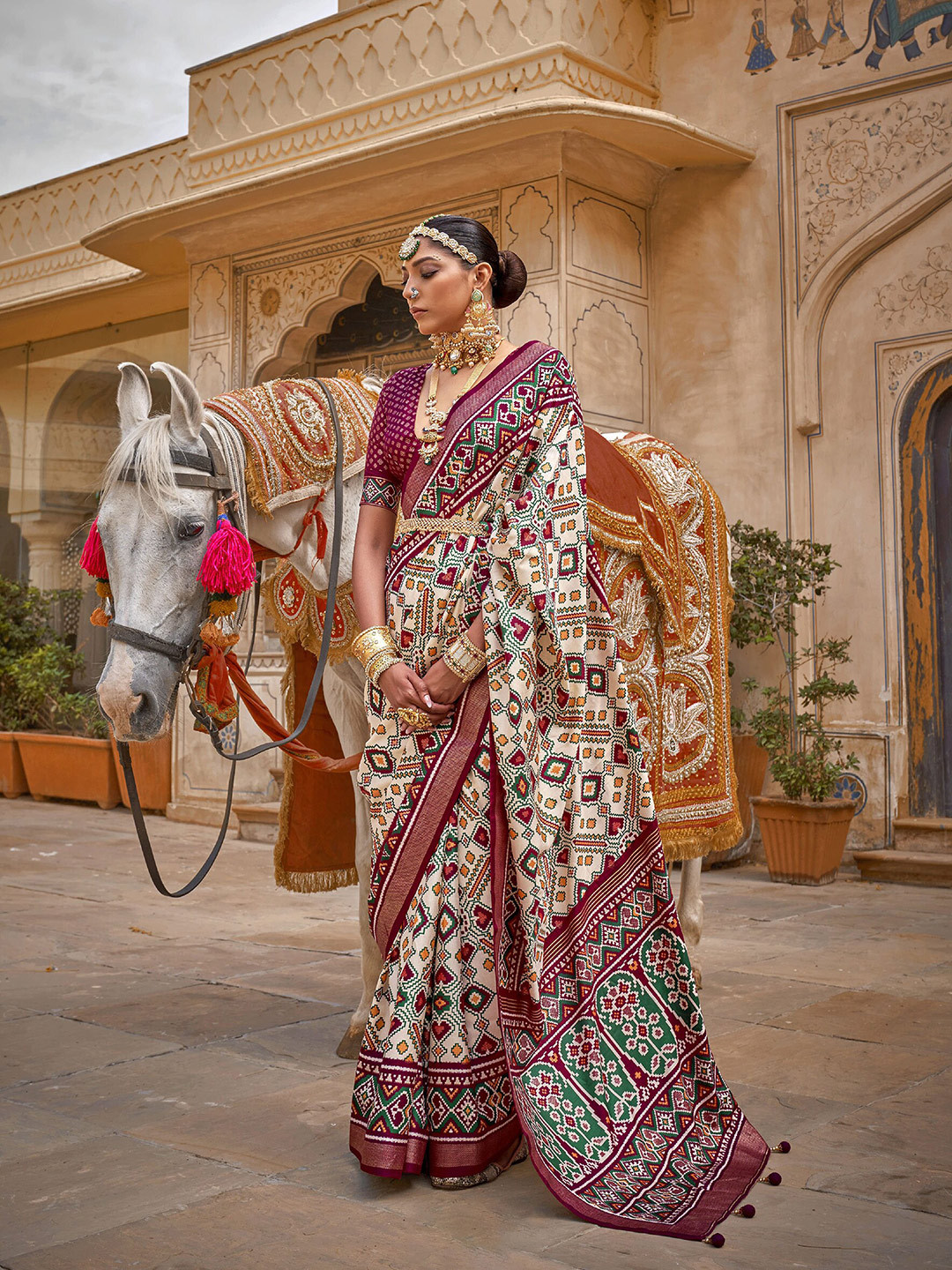 

elora Ethnic Motif Printed Patola Saree, Off white