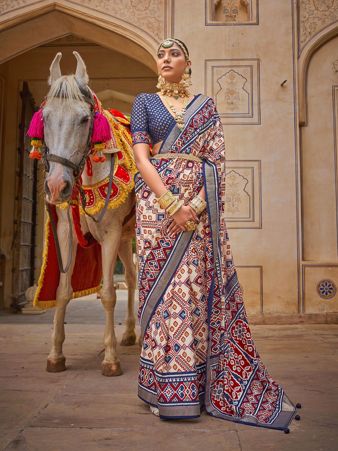 

elora Ethnic Motif Printed Patola Saree, Off white