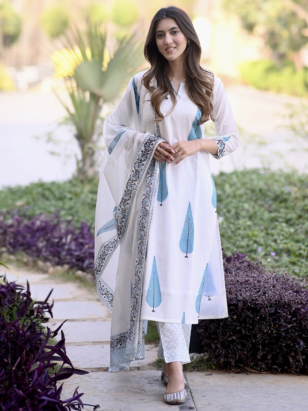 

DIMPLE DESIGN STUDIO Floral Printed Round Neck Three-Quarter Sleeves Pure Cotton Kurta Set, White