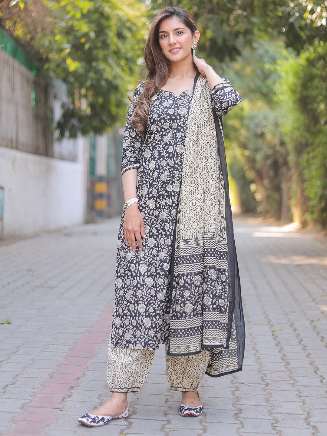 

DIMPLE DESIGN STUDIO Floral Printed round Neck Pure Cotton Pure Cotton Kurta Set, Black